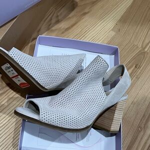 Cole Haan White crème Perforated Slingback Heels shoes brand new 8.5